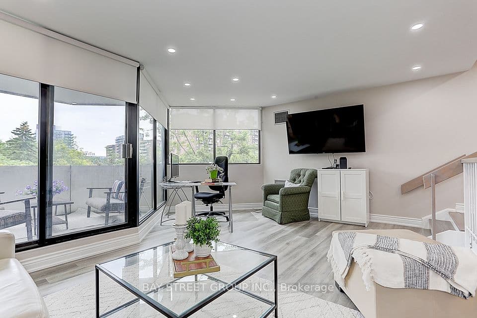 Home staging at Baif Blvd — project photograph 8