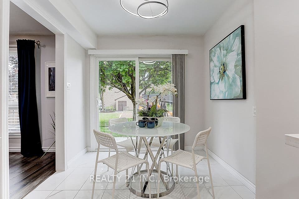 Home staging at Malvern St — project photograph 4