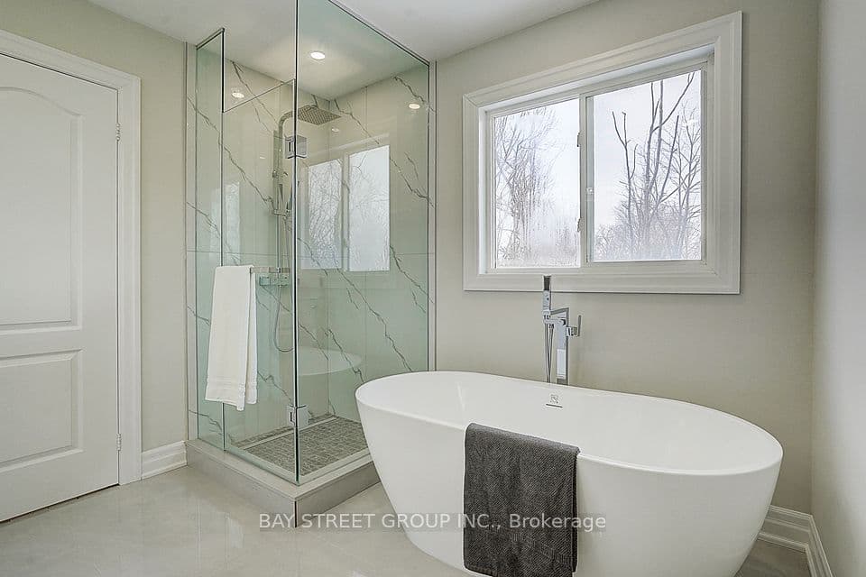 Home staging at Dovetail Dr — project photograph 15