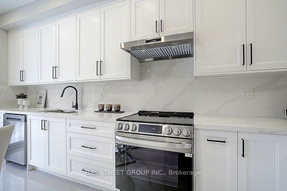 Home staging at Dovetail Dr — project photograph 9