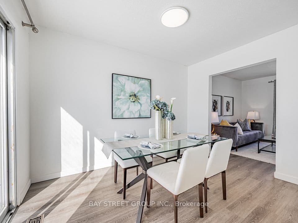 Home staging at Leaside St — project photograph 6