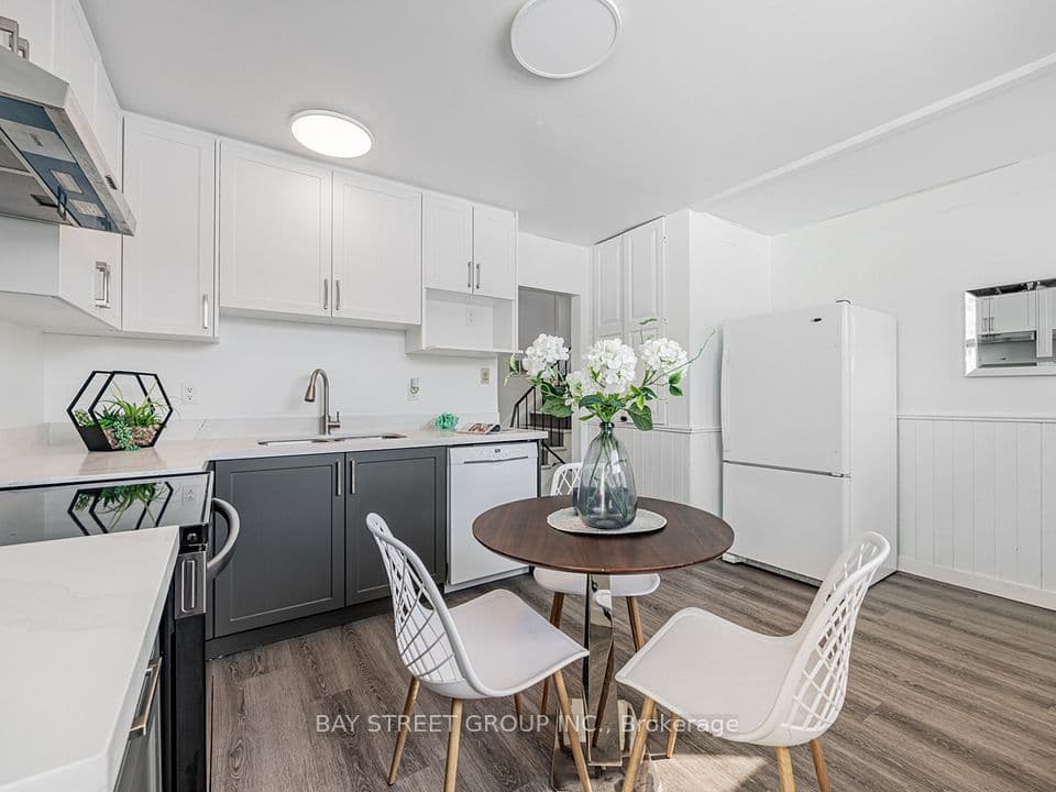 Home staging at Leaside St — project photograph 7