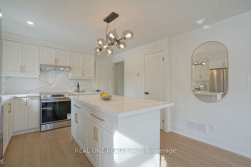 Home staging at Hillcroft St — project photograph 14