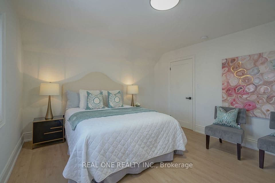 Home staging at Hillcroft St — project photograph 3