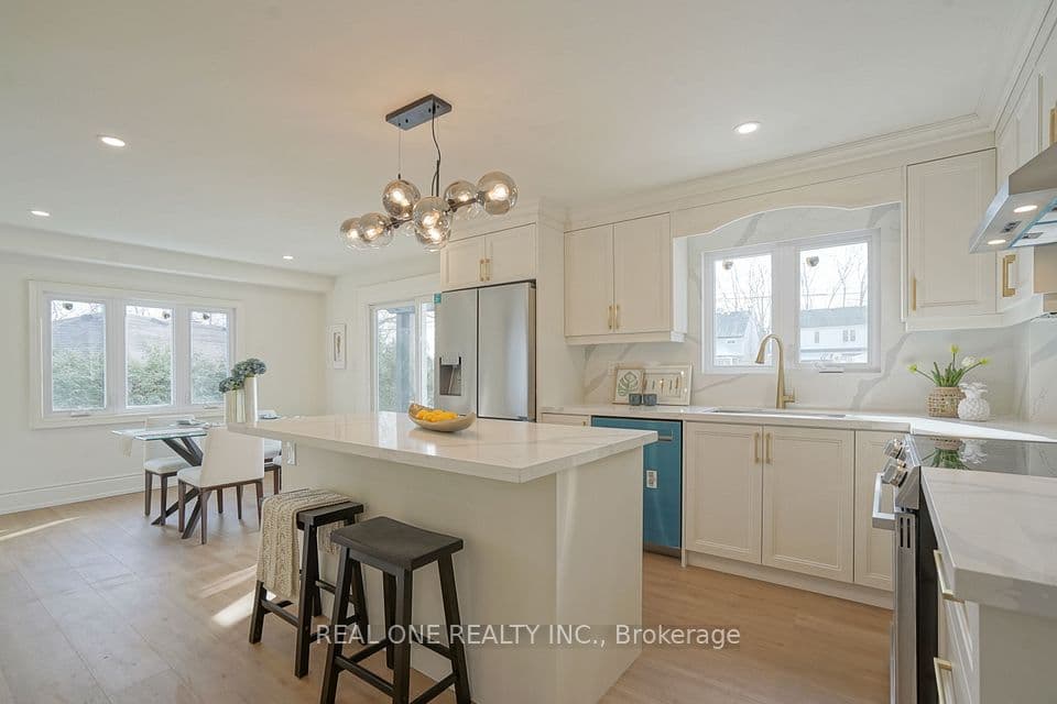 Home staging at Hillcroft St — project photograph 5