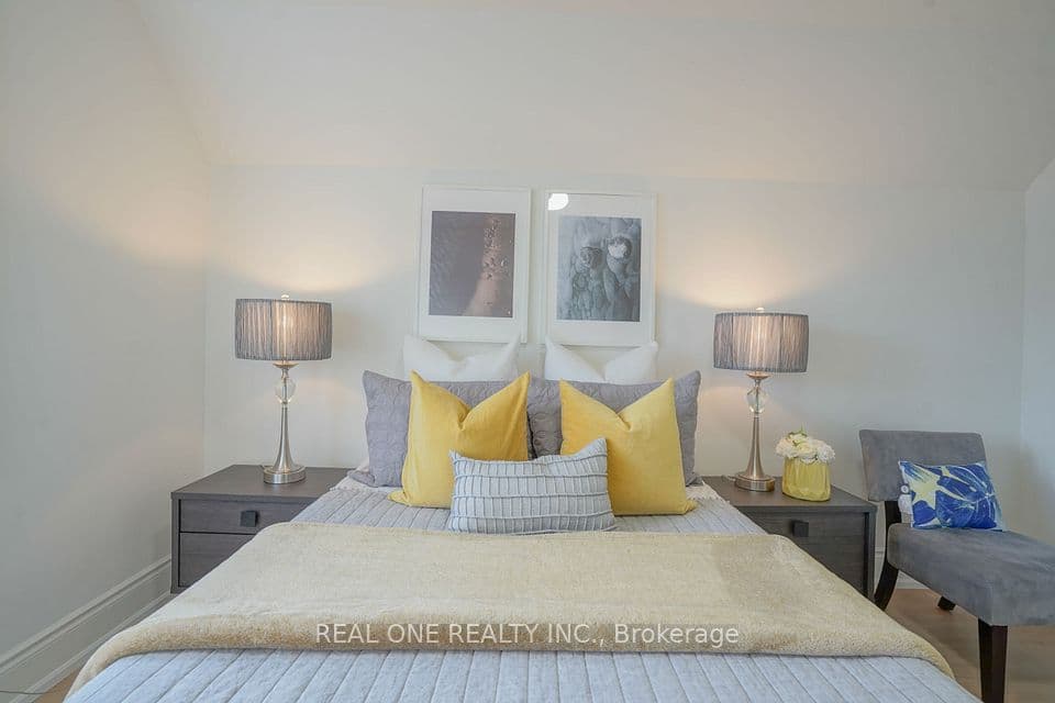 Home staging at Hillcroft St — project photograph 6