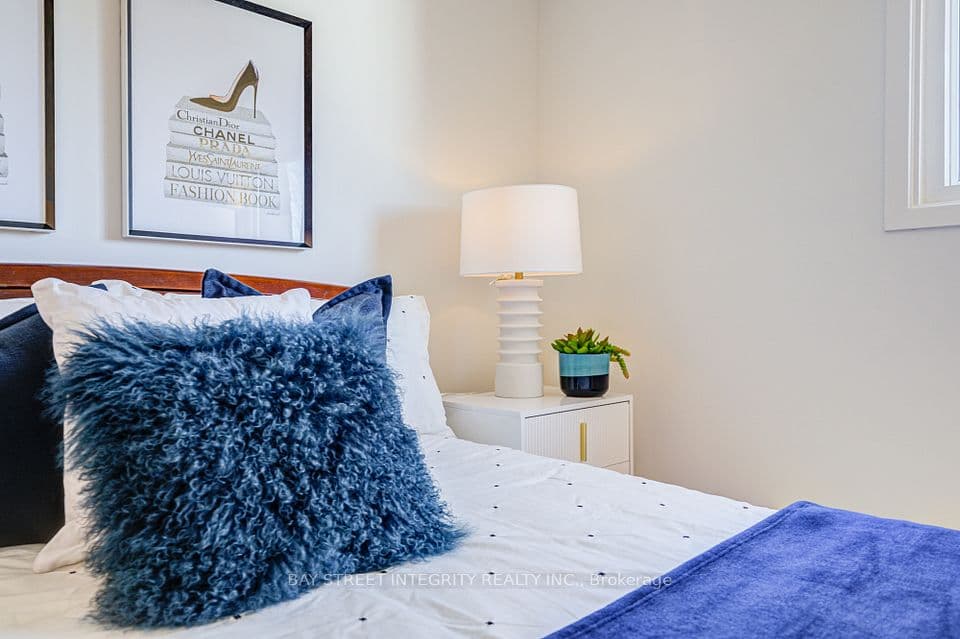 Home staging at Broadview Ave — project photograph 3